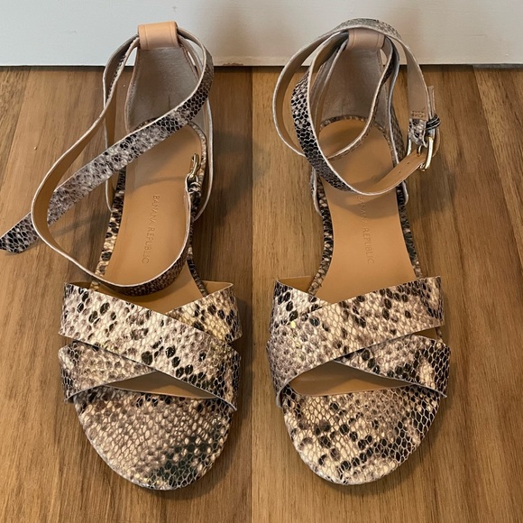 Snakeskin Flat Sandals Banana Republic 7.5 - Picture 2 of 6